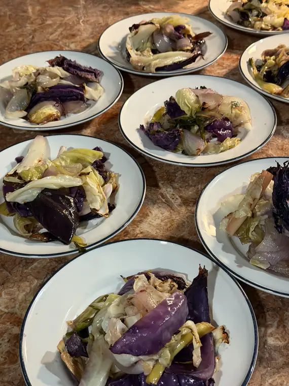 Vários pratos de salada de endívias e radicchio vistos de cima.