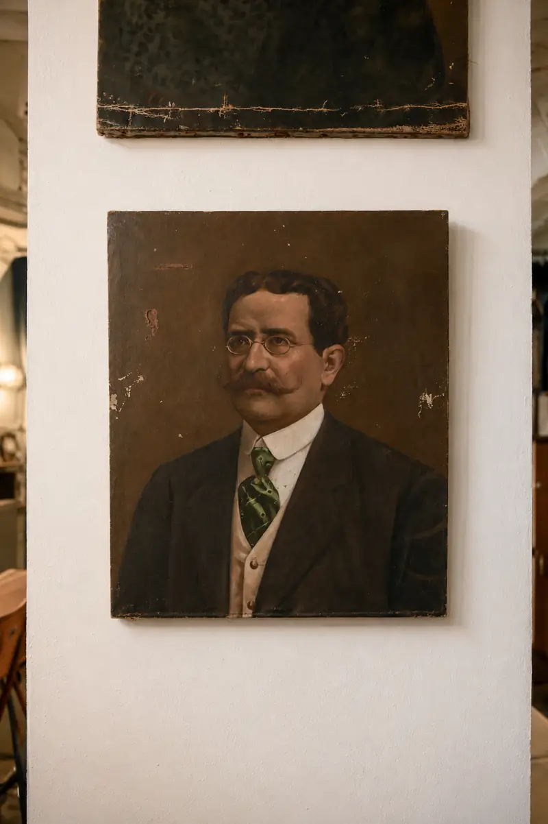 Retrato a óleo de um homem de bigode, emoldurado.